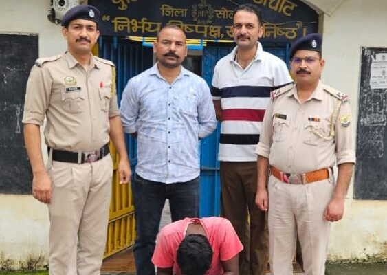 कंडाघाट पुलिस ने भगोड़े अपराधी को देहरादून उत्तराखंड से किया गिरफ्तार